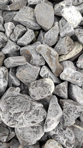 Kamenclub.ru: Щебень галтованный черный (мрамор) фр.40-70 мм.  купить в Электростали мрамор черный с белыми прожилками, черный, белый щебень галтованный округлый 13500 руб/т   фото КАМЕНЬ КЛУБ