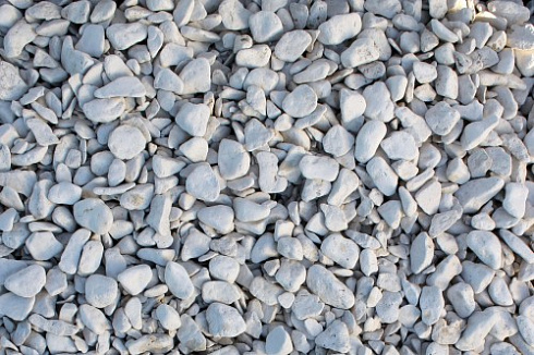 Kamenclub.ru: Мраморная крошка (щебень галтованный белый) фр.40-70 мм.  купить в Электростали мрамор белый молочный айвори окатанный округлый природный камень 17000 руб/т   фото КАМЕНЬ КЛУБ