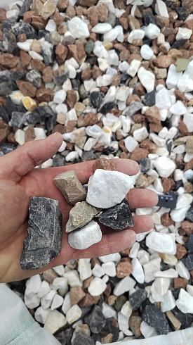 Kamenclub.ru: Мраморная крошка (щебень крошка микс : белый-черный-розовый) фр. 20-40 мм.  купить в Электростали мрамор белый, черный, розовый декоративная ландшафтная крошка 12000 руб/т   фото КАМЕНЬ КЛУБ