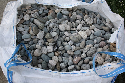 Kamenclub.ru: Галька речная окат (серая) фр.40-60 мм купить  в Электростали галька речная серый бежевый рыжий коричневый округлый речной камень 5000 руб/т   фото КАМЕНЬ КЛУБ