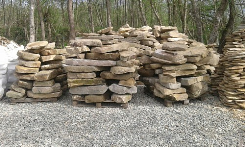 Kamenclub.ru: Песчаник плиты - плахи - пошаговые дорожки (фр. 70-150 мм)  купить в Электростали песчаник серый бежевый желтый зеленый колотый песчаник строительный 6500 руб/т   фото КАМЕНЬ КЛУБ