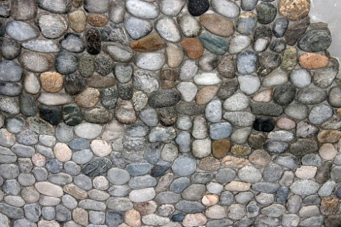 Kamenclub.ru: Галька речная плоская (ассорти) фр. 70-150 мм. купить  в Электростали галька галечник серый белый темно-серый синий светло-серый плоская природная галька  9000 руб/т   фото КАМЕНЬ КЛУБ