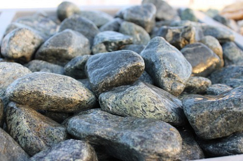 Kamenclub.ru: Щебень галтованный зеленый (змеевик) фр. 50-100 мм.  купить в Электростали галтовка мраморная зеленый, салатовый мрамор 12 500 руб/т   фото КАМЕНЬ КЛУБ