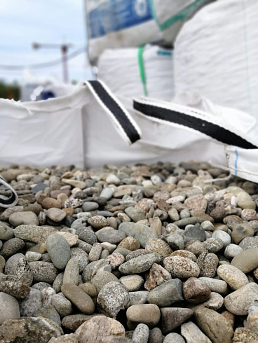 Kamenclub.ru: Галька речная окат (пестрая) фр. 20-40 мм. купить  в Электростали галька речная пестрая, серая, серые оттенки галька речная окатанная округлая 5000 руб/т   фото КАМЕНЬ КЛУБ