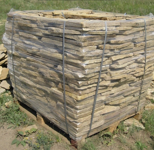 Kamenclub.ru: Песчаник пластушка желтый с рисунком (3 см)  купить в Электростали песчаник желтый с рисунком, рыжий, желтый песчаник пластушка ландшафтная рваная 8 500 руб/м3   фото КАМЕНЬ КЛУБ