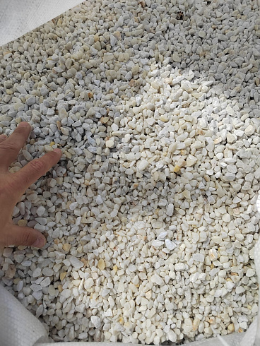 Kamenclub.ru: Мраморная крошка, щебень, цвет-белый, фр. 5-10 мм.  купить в Электростали мрамор белый, айвори, молочный мраморная каменная крошка ландшафтная 12000 руб/т   фото КАМЕНЬ КЛУБ