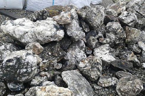 Kamenclub.ru: Черный гранит - кварцит фр. 500-1000 мм.  купить в Электростали гранит кварцит черный серый белый скальный колотый валун 9750 руб/т   фото КАМЕНЬ КЛУБ
