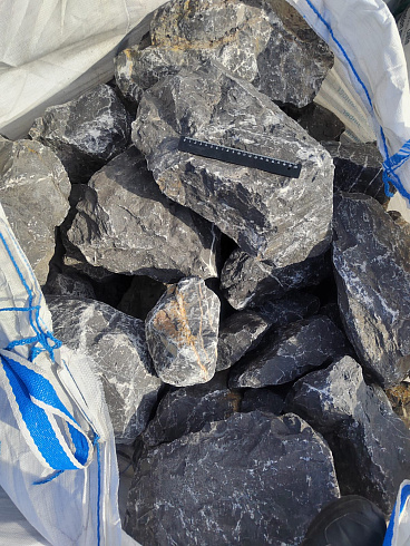 Kamenclub.ru: Черный мрамор скальник фр. 100-500 мм.  купить в Электростали мрамор черный белый серый крупный колотый валун ландшафтный 8500 руб/т   фото КАМЕНЬ КЛУБ