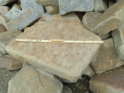 Kamenclub.ru: Песчаник для мощения дорожек, площадок, парковок ( фр 5-10 см)  купить в Электростали песчаник  серый желтый коричневый рыжий песчаник оголтованный окатанный 6500 руб/т   фото КАМЕНЬ КЛУБ