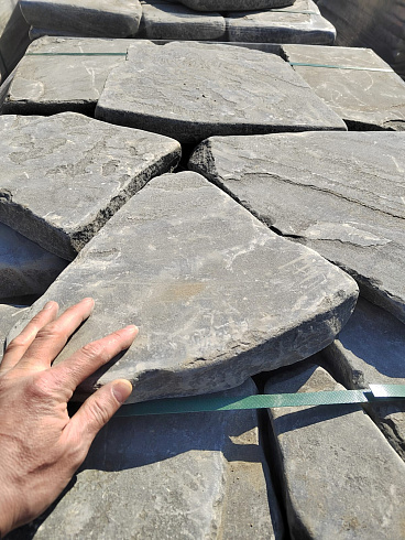 Kamenclub.ru: Песчаник пластушка светло-серый (4,0 - 6,0 см)  купить в Электростали плитняк - пластушка светло-серый песчаник 12600 руб/м3   фото КАМЕНЬ КЛУБ