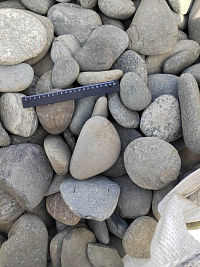 Kamenclub.ru: Галька речная плоская (темно-серая) фр. 70-150 мм. купить в Электростали галечник природный темно-серый серый синий речная плоская природная окатанная  9000 руб/т   фото КАМЕНЬ КЛУБ