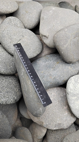 Kamenclub.ru: Галька речная плоская (темно-серая) фр. 70-150 мм. купить  в Электростали галечник природный темно-серый серый синий речная плоская природная окатанная  9000 руб/т   фото КАМЕНЬ КЛУБ