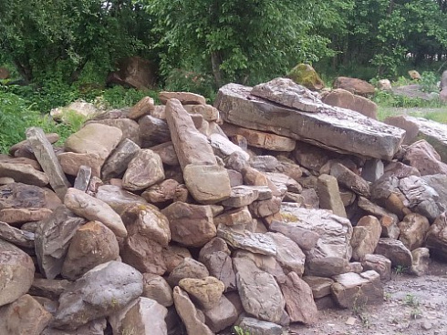 Kamenclub.ru: Песчаник декоративный ландшафтный (фр. 300-500 мм)  купить в Электростали песчаник желтый рыжий серый зеленый валун речной окатанный природный песчаника 4 500 руб/т   фото КАМЕНЬ КЛУБ