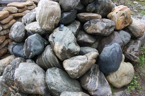 Kamenclub.ru: Речной валун Кабанчик фр.300-500 мм.  купить в Электростали крупный природный камень галька серый, темно-серый речной валун галечник масштабный 7000 руб/т   фото КАМЕНЬ КЛУБ