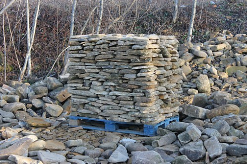 Kamenclub.ru: Песчаник колотый для облицовки (фр. 2-3 см)  купить в Электростали песчаник бежевый серый рыжий песчаник строительный 5000 руб/т   фото КАМЕНЬ КЛУБ