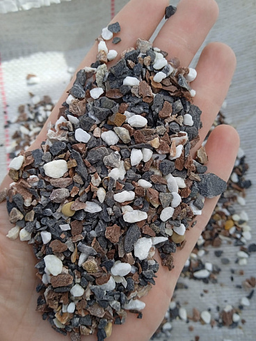 Kamenclub.ru: Мраморная крошка (щебень крошка микс : белый-черный-розовый) фр. 3-5 мм.  купить в Электростали мрамор белый, черный, розовый, разноцветный мраморная каменная крошка декорвтивная 12000 руб/т   фото КАМЕНЬ КЛУБ