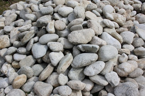 Kamenclub.ru: Бело-серый валунчик фр.100-300 мм.  купить в Электростали крупный камень для ландшафта серый, белый бело-серый валун крупная галька 4500 руб/т   фото КАМЕНЬ КЛУБ