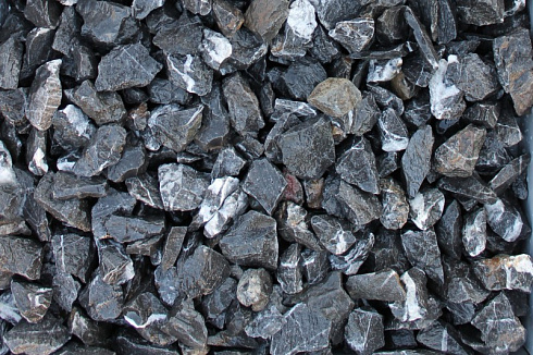 Kamenclub.ru: Щебень крошка черный (мрамор) фр. 40-70 мм.  купить в Электростали мрамор черный с белыми прожилками, черный, белый декоративный щебень 11000 руб/т   фото КАМЕНЬ КЛУБ