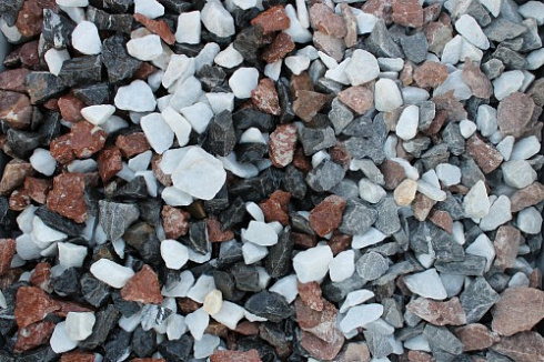 Kamenclub.ru: Мраморная крошка (щебень крошка микс : белый-черный-розовый) фр. 20-40 мм.  купить в Электростали мрамор белый, черный, розовый декоративная ландшафтная крошка 12000 руб/т   фото КАМЕНЬ КЛУБ