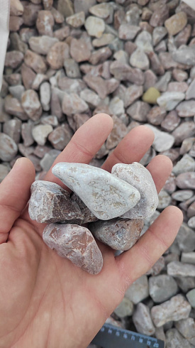 Kamenclub.ru: Мраморная крошка (щебень галтованный розовый) фр.20-40 мм.  купить в Электростали мрамор розовый, красный оголтованный округлый щебень  15000 руб/т   фото КАМЕНЬ КЛУБ