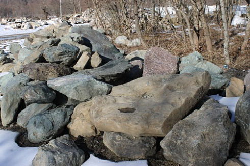 Kamenclub.ru: Гранит скальник (серо-зеленый) фр. 500-1500 мм.  купить в Электростали гранит мрамор  серый зеленый темно-серый глыба скальная колотая ландшафтная 7 500 руб/т   фото КАМЕНЬ КЛУБ