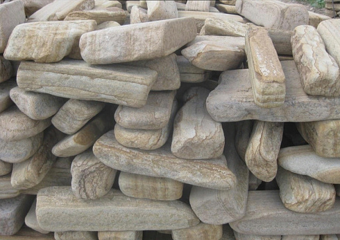 Kamenclub.ru: Песчаник пластушка галтованный желтый с рисунком (3 см)  купить в Электростали плитняк - пластушка желтый песчаник 21000 руб/м3   фото КАМЕНЬ КЛУБ