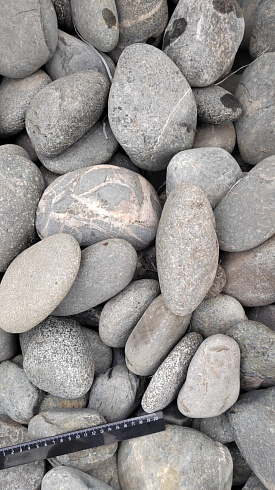 Kamenclub.ru: Галька речная окат (темно-серая) фр. 70-150 мм. купить  в Электростали галька речная темно-серая, синяя, серая речная галька округлая  8000 руб/т   фото КАМЕНЬ КЛУБ
