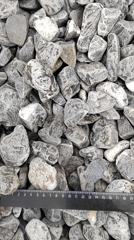 Kamenclub.ru: Щебень галтованный черный (мрамор) фр.40-70 мм.  купить в Электростали мрамор черный с белыми прожилками, черный, белый щебень галтованный округлый 13500 руб/т   фото КАМЕНЬ КЛУБ