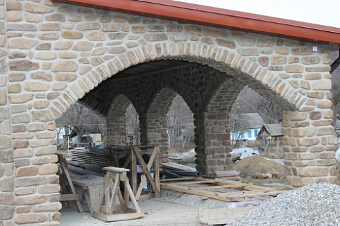 Kamenclub.ru: Песчаник для строительства и кладки блочный (фр 100-200 мм)  купить в Электростали песчаник бежевый серый рыжий валун мелкий для строительства песчаник 6500 руб/т   фото КАМЕНЬ КЛУБ