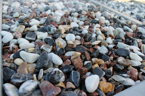 Kamenclub.ru: Мраморная крошка (щебень галтованный микс:белый-черный-розовый-медовый) фр.10-20 мм.  купить в Электростали мрамор белый, медовый, черный, розовый мраморный декоративный ландшафтный окатанный округлый галтованный щебень 15500 руб/т   фото КАМЕНЬ КЛУБ