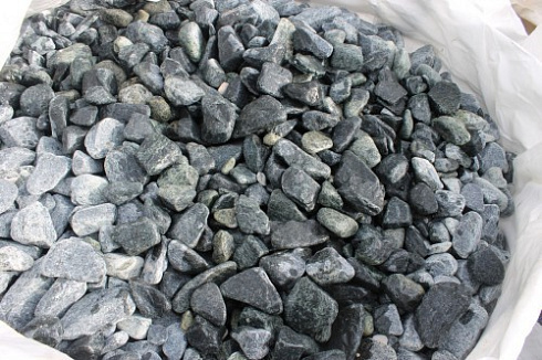 Kamenclub.ru: Щебень галтованный зеленый (змеевик) фр. 50-100 мм.  купить в Электростали галтовка мраморная зеленый, салатовый мрамор 12 500 руб/т   фото КАМЕНЬ КЛУБ