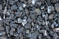 Kamenclub.ru: Щебень крошка черный (мрамор) фр. 5-10 мм.  купить в Электростали мрамор черный с белыми прожилками, черный, белый мраморная крошка декоративная ландшафтная 11000 руб/т   фото КАМЕНЬ КЛУБ