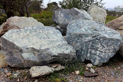 Kamenclub.ru: Змеевик скальник фр. 500-1500 мм.  купить в Электростали змеевик зеленый серый черный глыба скальная колотая 7500 руб/т   фото КАМЕНЬ КЛУБ