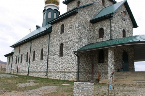 Kamenclub.ru: Галька речная плоская (бело-серая) фр. 100-200-300 мм. купить  в Электростали галька речная плоская серый, белый, бело-серый, серо-белый речная галька плоская  9000 руб/т   фото КАМЕНЬ КЛУБ