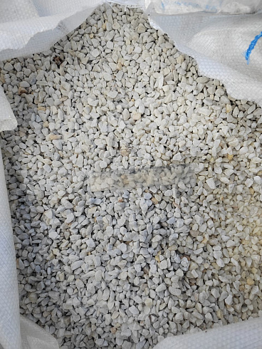 Kamenclub.ru: Мраморная крошка, щебень, цвет-белый, фр. 5-10 мм.  купить в Электростали мрамор белый, айвори, молочный мраморная каменная крошка ландшафтная 12000 руб/т   фото КАМЕНЬ КЛУБ