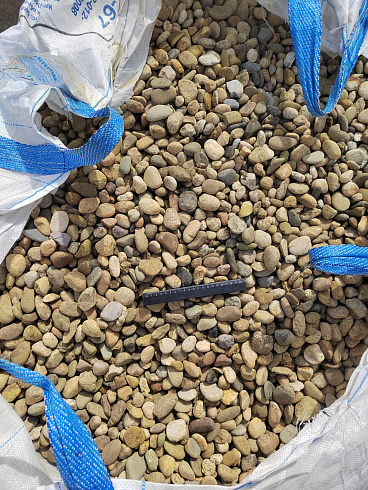 Kamenclub.ru: Галька речная окат рыжая фр. 20-40 мм. купить  в Электростали галька речная окатанная рыжая желтая серая округлая речная галька 5000 руб/т   фото КАМЕНЬ КЛУБ