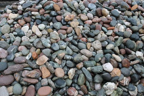 Kamenclub.ru: Галька окат (цветная картошка) фр. 50-100 мм. купить  в Электростали галька природная окатанная серый белый цветной синий темно-серый коричневый округлый галечник окатанный 6800 руб/т   фото КАМЕНЬ КЛУБ