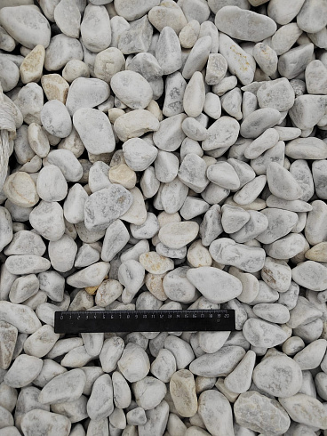 Kamenclub.ru: Мраморная крошка (щебень галтованный белый) фр.40-70 мм.  купить в Электростали мрамор белый молочный айвори окатанный округлый природный камень 17000 руб/т   фото КАМЕНЬ КЛУБ