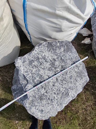 Kamenclub.ru: Черный мрамор скальник фр. 1000-1500 мм.  купить в Электростали мрамор черный белый серый крупный колотый валун ландшафтный 9000 руб/т   фото КАМЕНЬ КЛУБ