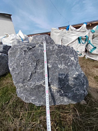 Kamenclub.ru: Черный мрамор скальник фр. 1000-1500 мм.  купить в Электростали мрамор черный белый серый крупный колотый валун ландшафтный 9000 руб/т   фото КАМЕНЬ КЛУБ