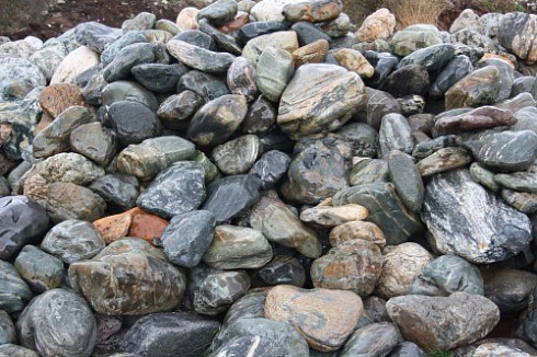 Kamenclub.ru: Ландшафтные валунчики фр.100-500 мм.  купить в Электростали крупный природный камень серый, темно-серый, светло-серый речной валун крупный 4800 руб/т   фото КАМЕНЬ КЛУБ