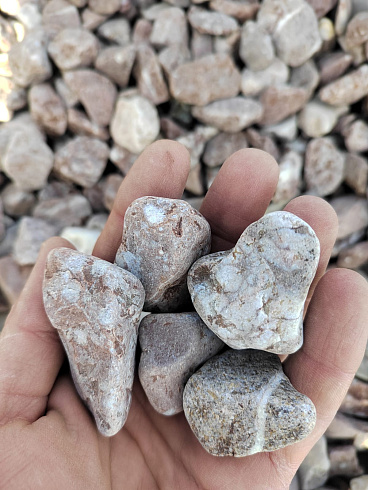 Kamenclub.ru: Мраморная крошка (щебень галтованный розовый) фр.20-40 мм.  купить в Электростали мрамор розовый, красный оголтованный округлый щебень  15000 руб/т   фото КАМЕНЬ КЛУБ