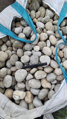 Kamenclub.ru: Галька речная окат (серо-белая) фр. 70-120 мм купить  в Электростали галька галечник бело-серая, серо-белая, серая, белая речная природная галька  8000 руб/т   фото КАМЕНЬ КЛУБ