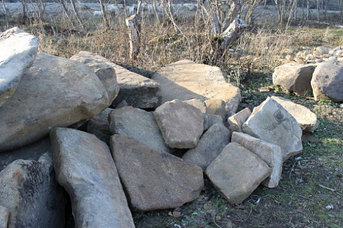 Kamenclub.ru: Песчаник плиты - плахи - пошаговые дорожки (фр. 70-150 мм)  купить в Электростали песчаник серый бежевый желтый зеленый колотый песчаник строительный 6500 руб/т   фото КАМЕНЬ КЛУБ