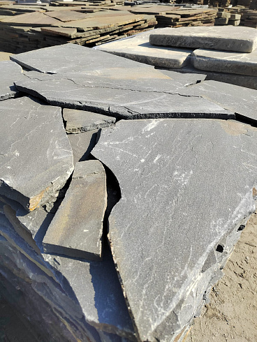 Kamenclub.ru: Песчаник пластушка светло-серый (3,0 см)  купить в Электростали песчаник светло-серый, серый песчаник рваный ландшафтный колотый 13800 руб/м3   фото КАМЕНЬ КЛУБ