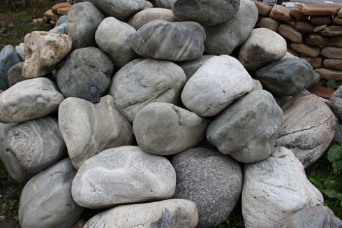 Kamenclub.ru: Речной валун Кабанчик фр.300-500 мм.  купить в Электростали крупный природный камень галька серый, темно-серый речной валун галечник масштабный 7000 руб/т   фото КАМЕНЬ КЛУБ