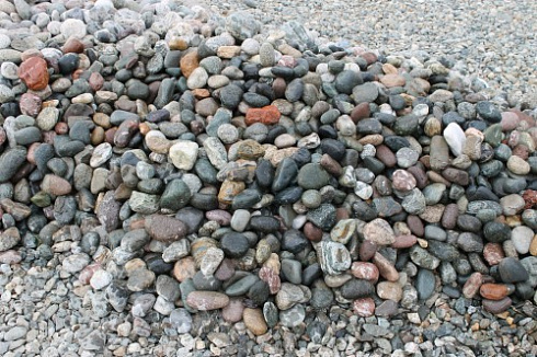 Kamenclub.ru: Галька окат (цветная картошка) фр. 50-100 мм. купить  в Электростали галька природная окатанная серый белый цветной синий темно-серый коричневый округлый галечник окатанный 6800 руб/т   фото КАМЕНЬ КЛУБ