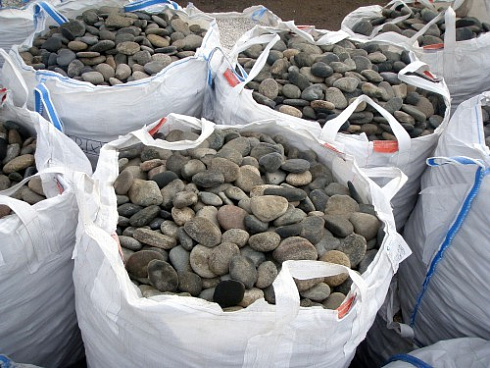 Kamenclub.ru: Галька речная плоская (ассорти) фр. 70-150 мм. купить  в Электростали галька галечник серый белый темно-серый синий светло-серый плоская природная галька  9000 руб/т   фото КАМЕНЬ КЛУБ