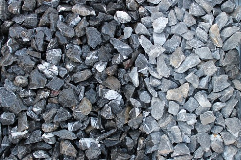 Kamenclub.ru: Щебень крошка черный (мрамор) фр. 20-40 мм.  купить в Электростали мрамор черный с белыми прожилками мраморная каменная крошка 11000 руб/т   фото КАМЕНЬ КЛУБ