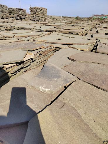 Kamenclub.ru: Песчаник пластушка серо-зеленый (4,0 см- 5,0 см)  купить в Электростали песчаник серо-зеленый, серый, зеленый песчаник рваный ландшафтный колотый 9000 руб/м3   фото КАМЕНЬ КЛУБ